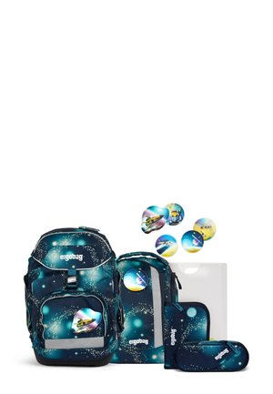 Ergobag Rucksack-Set mit einem dunklen, weltraumthematischen Design mit Sternen. Enthält einen Hauptrucksack, ein Federmäppchen und Zubehör.