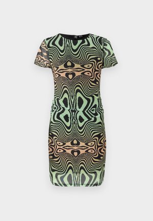 Korte mouw jurk in groen, zwart en perzik met een draaiend patroon. Heeft een getailleerd ontwerp en een ronde hals; gemaakt van gestructureerde stof.