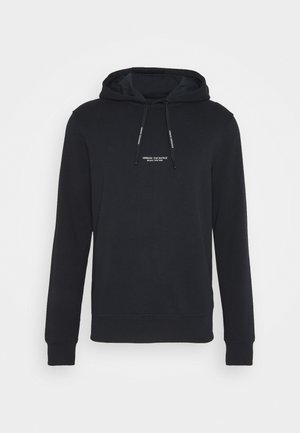 Schwarzer Hoodie aus weichem Stoff, mit einer Vordertasche, verstellbarem Kordelzug und einem kleinen weißen Logo im Brustbereich.