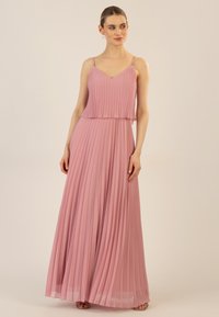 Plisseret maxikjole i blød pink, med tynde justerbare stropper og en tætsiddende overdel. Svingende nederdel med et lagdelt design.