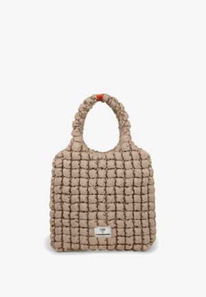 Beige gesteppte Handtasche mit runden Griffen, aus puffigem Stoff gefertigt. Verfügt über ein Logoetikett an der Vorderseite und hat einen kleinen orangefarbenen Akzent am Griff.