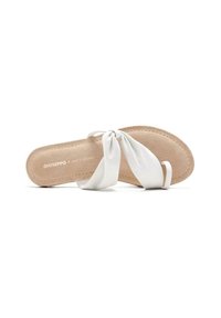 Sandal de slide blanco con un diseño anudado, material suave, plantilla acolchada en beige y tira minimalista para los dedos.