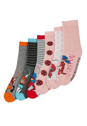 Set aus sechs Socken mit verschiedenen Designs: grau mit Punkten, gestreift, rosa mit Punkten und Cartoon-Charakteren. Baumwollmischung, Knöchellänge.