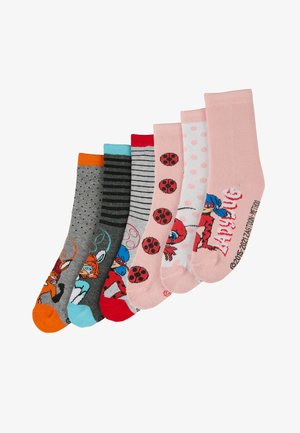 Set aus sechs Socken mit verschiedenen Designs: grau mit Punkten, gestreift, rosa mit Punkten und Cartoon-Charakteren. Baumwollmischung, Knöchellänge.