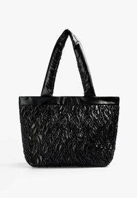 Bolso tote acolchado negro con patrón de diamante texturizado, acabado brillante y dos asas resistentes. La banda superior lisa acentúa el diseño.