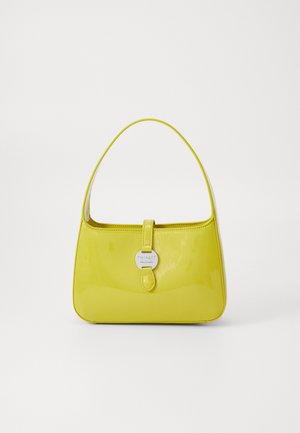 Kollane lakitud nahast käekott, millel on struktureeritud kuju, ülemine käepide ja eesmine klõpsukinnitus, millel on ümmargune metallist logo aksessuaar.