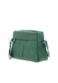 Sac vert texturé de forme rectangulaire, fermeture éclair et bandoulière amovible. Présente un motif subtil et des accents métalliques assortis.