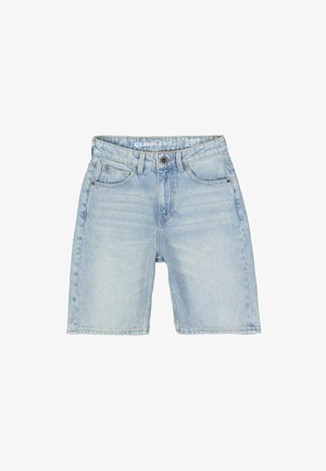 Shorts en denim bleu clair avec poches avant, passants pour ceinture, fermeture par bouton, et détails délavés subtils.