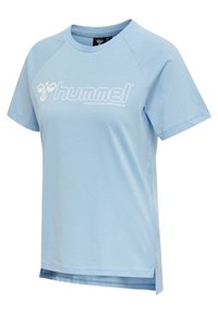 Jasnoniebieska bawełniana koszulka z krótkimi rękawami raglanowymi, z białym logo z przodu i bocznymi rozcięciami na dole dla dodatkowego akcentu.