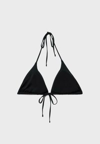Haut de bikini triangle noir avec lanières nouées autour du cou et dans le dos sur un fond clair uni.