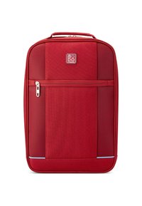 Zaino in tessuto rosso con superficie testurizzata, tasca con zip bianca sul davanti e un piccolo logo al centro in alto. Presenta un accento blu.