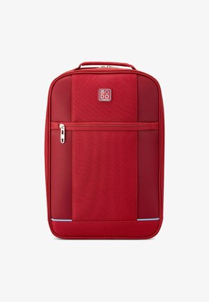 Zaino in tessuto rosso con superficie testurizzata, tasca con zip bianca sul davanti e un piccolo logo al centro in alto. Presenta un accento blu.