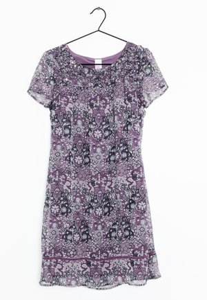 Violetti lyhythihainen mekko, jossa on kukallinen paisley-kuvio, läpikuultava päällyskerros, pyöreä pääntie ja röyhelöreuna, roikkuu mustassa henkareissa.