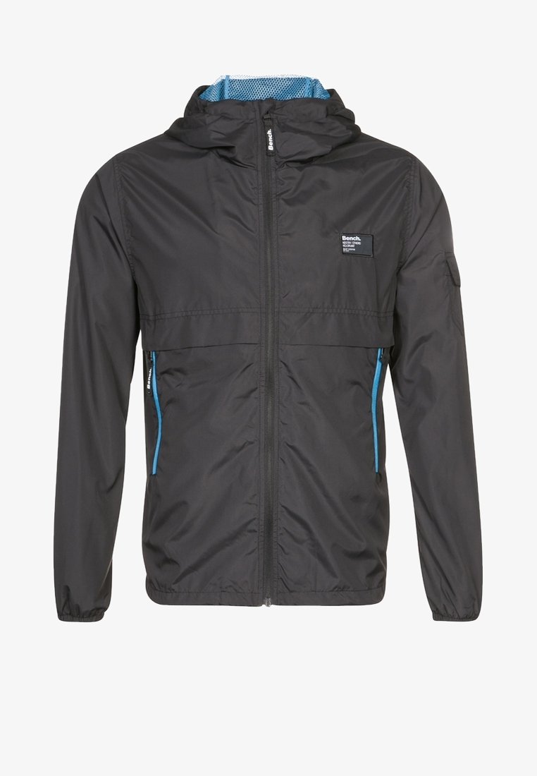 Veste légère noire avec capuche, doublure en mesh bleu, fermeture éclair avant, poches latérales zippées, poignets élastiques et petit logo de marque sur la poitrine.