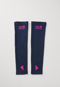 Mørkeblå nylonarmærmer med pink trykt "BMW BERLIN MARATHON" tekst og geometriske detaljer ved manchetterne. Blødt, strækbart materiale.
