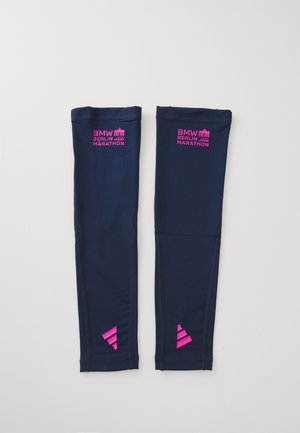 Manchons en nylon bleu marine avec le texte imprimé "BMW BERLIN MARATHON" en rose et des accents géométriques sur les poignets. Matériau doux et extensible.