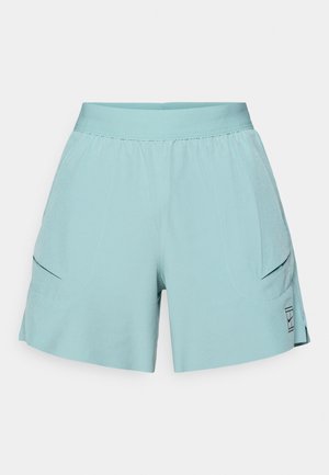 Ljusblå shorts gjorda av mjukt tyg; har två sidofickor och en rak skärning. Elastisk midja för komfort och flexibilitet.
