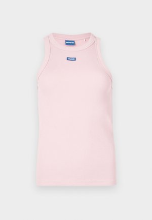 Lyserød ribbet tanktop med rundet halsudskæring og smalle skulderstropper. Har en blå "HUGO"-logo på brystet. Glat tekstur.