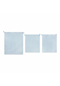 Conjunto de tres bolsas de almacenamiento reutilizables en rayas azul claro y blanco. Elaboradas en tela con cierres de cordón; de tamaños variables.