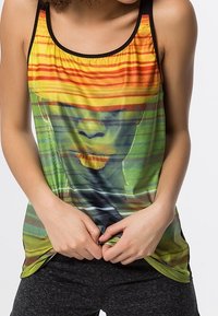 Strakke mouwloze tanktop met een levendig, gekleurd gestreept patroon en een gezichtsontwerp in tinten groen, geel en oranje.
