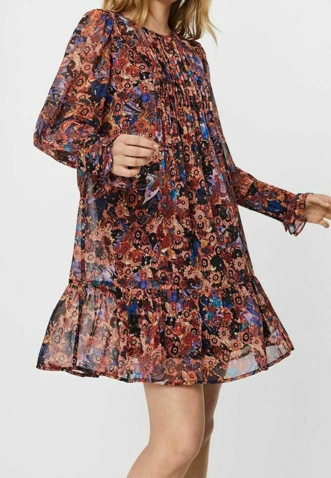 Květinové vzorované, průhledné šaty s dlouhými rukávy, nařaseným výstřihem a volánkovým lemem; dominantními barvami jsou červená, černá a modrá.