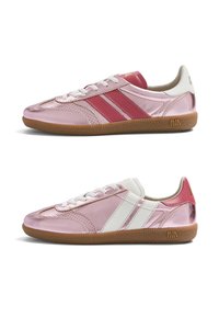 Paire de baskets basses avec dessus rose métallique, semelle en caoutchouc marron, lacets blancs et bandes latérales contrastées rouges et blanches, vues de profil.