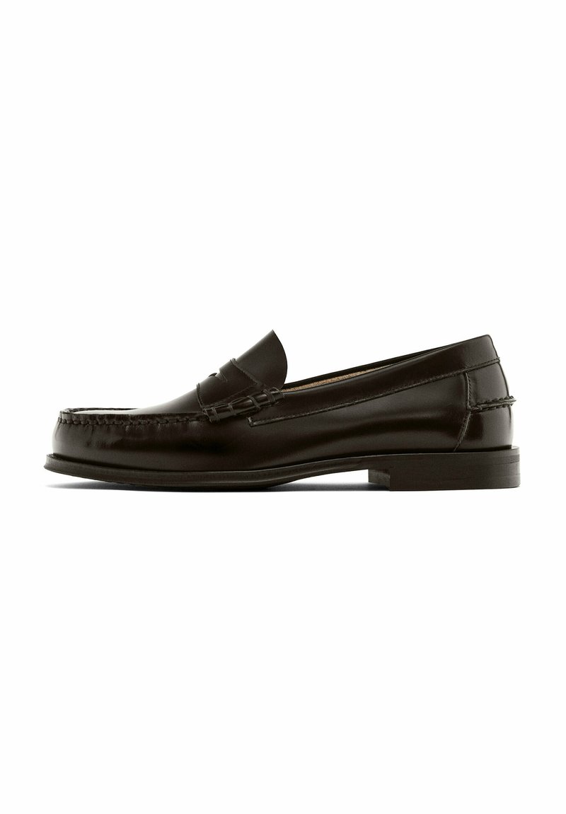 Brązowe skórzane loafersy z zaokrąglonym noskiem, dekoracyjnym przeszyciem i niskim obcasem. Gładka tekstura z minimalną ilością sprzętu i klasyczny design.
