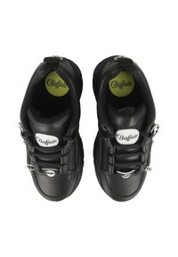 Zapatillas deportivas negras con parte superior de piel sintética, acolchado en el cuello y suela de goma texturizada. Incluye características como cordones y acentos de logo en la lengüeta.