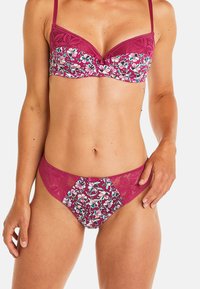 Ensemble de lingerie en dentelle rose foncé avec un motif floral comprenant des fleurs multicolores ; comprenant un soutien-gorge avec armatures et des culottes assorties.