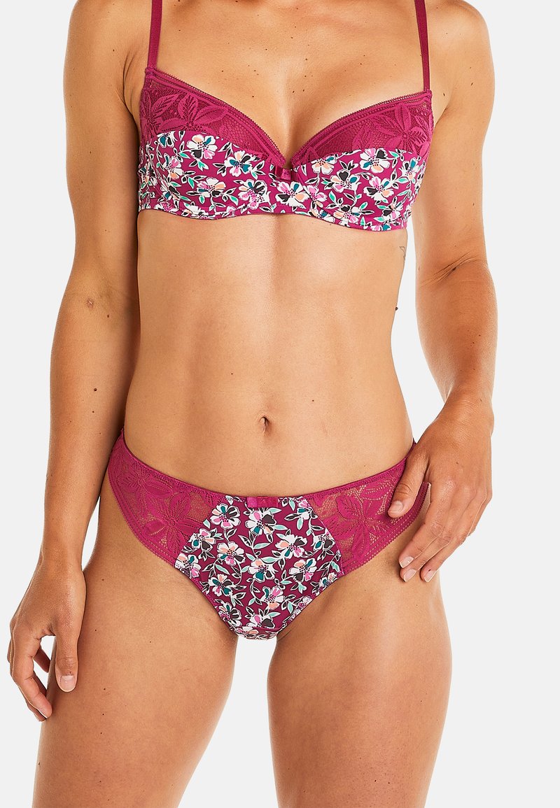 Ensemble de lingerie en dentelle rose foncé avec un motif floral comprenant des fleurs multicolores ; comprenant un soutien-gorge avec armatures et des culottes assorties.