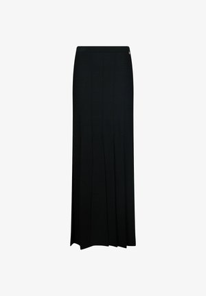 Crna maxi suknja s rebrastom teksturom, s okomitim šavovima i širokim krojem. Nema vidljivih kopči ni uzoraka.