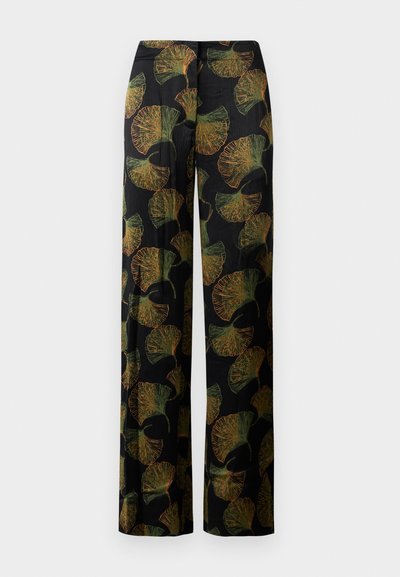 Crne široke hlače s uzorkom lista ginka u zelenoj i narančastoj boji. Tkanina ima suptilnu teksturu koja naglašava uzorak kroz cijelu površinu.