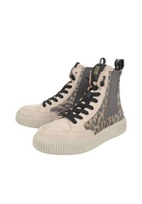 Wysokie trampki z beżową zamszową cholewką, bocznym panelem w leopardzi wzór, czarnymi sznurówkami i jasną gumową podeszwą. Posiadają pętlę z tyłu.