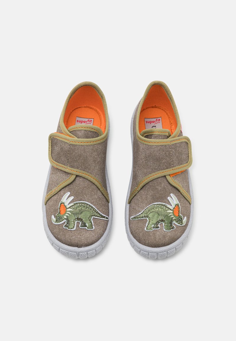 Rjave obutev z zelenim dizajnom dinozavra, Velcro trak in oranžno oblogo. Ima teksturirano gumijasto podplat z sivimi poudarki.