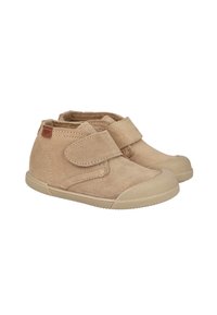 Par de zapatos de ante marrón para niños pequeños con correas de Velcro y suelas de goma, en ángulo a la derecha sobre fondo blanco.