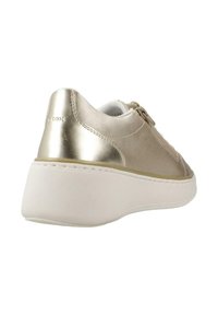Sneaker in oro metallico con tomaia in pelle liscia, suola imbottita bianca e zip laterale per un facile accesso. Presenta il marchio Geox.