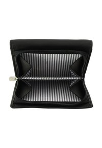 Musta nahkainen lompakko vetoketjullisella sulkimella, jossa on useita lokeroita ja harmaa-valkoinen raidallinen kangasvuori.