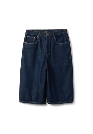 Pantalones cortos vaqueros de mezclilla azul oscuro hasta la rodilla con botón delantero, cremallera y diseño de cinco bolsillos, dispuestos planos.