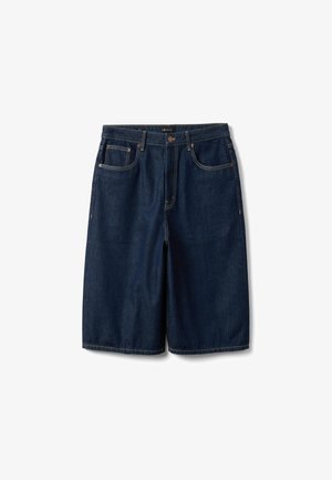 Pantalones cortos vaqueros de mezclilla azul oscuro hasta la rodilla con botón delantero, cremallera y diseño de cinco bolsillos, dispuestos planos.