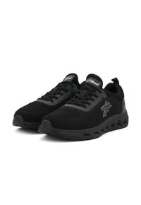 Scarpe sportive nere con tomaia in rete, suola in gomma robusta e un design testurizzato. Presentano lacci e una linguetta posteriore per una facile calzata.