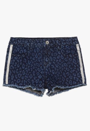 Short en denim avec imprimé léopard bleu foncé, ourlets effilochés, bandes latérales argentées, bouton devant et passants de ceinture.