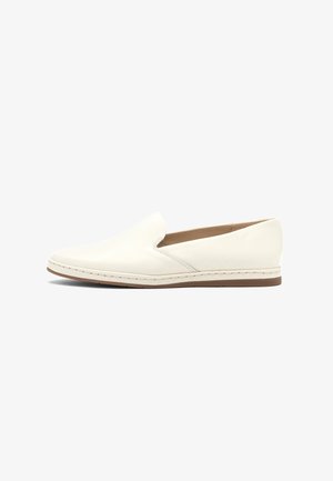 Biały skórzany wsuwany but o niskim profilu, zaokrąglonym czubku i beżowej gumowej podeszwie na jednolitym białym tle.