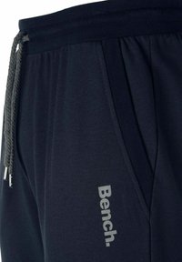Marinefarbene Jogginghosen aus weichem Stoff mit elastischem Bund, verstellbarem Kordelzug und grauem "Bench"-Logo auf der Seite.