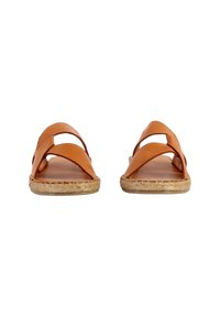 Braune Ledersandalen mit zwei überkreuzten Riemen, flachen Sohlen und gewebten Juteakzenten an den Rändern. Glatte Textur, offenes Design.