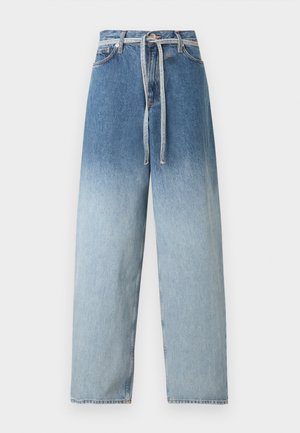 Jeansy z wysokim stanem i szerokimi nogawkami w gradientowym niebieskim odcieniu, z przednimi kieszeniami, szlufkami na pasek oraz przewiązanym dżinsowym paskiem w talii.