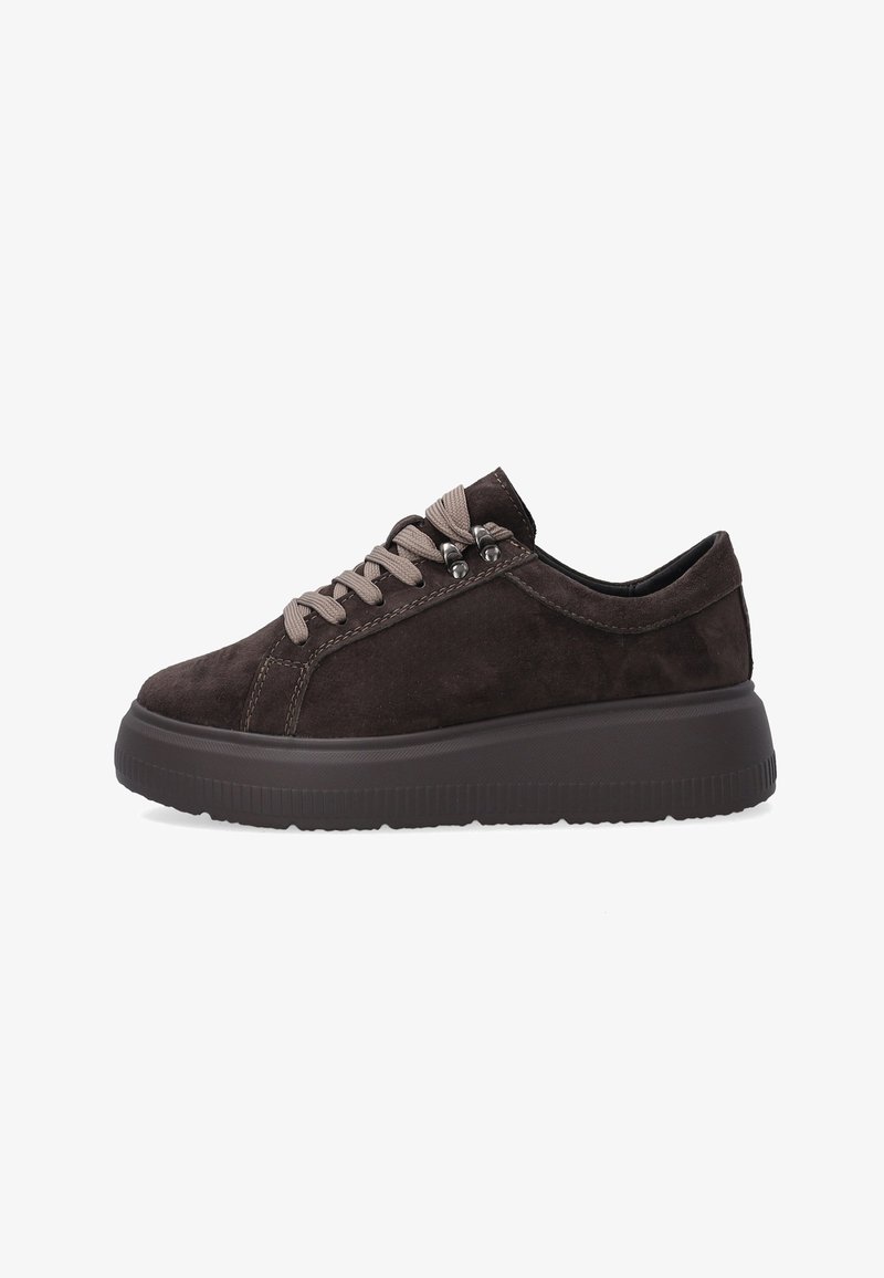 Mørkebrun ruskinds sneaker med tyk sål, beige snørebånd trukket gennem metaløjer, og syede detaljer på en hvid baggrund.