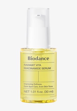 Flacon de sérum Biodance Radiant Vita Niacinamide avec pompe blanche, liquide jaune, contre le teint terne, les taches sombres et pour un teint uniforme, 30 ml.