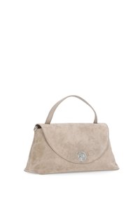 Borsa a mano in suede beige con una texture morbida, grande pattina curvata, manico superiore e un accento circolare in argento con logo nella parte anteriore.