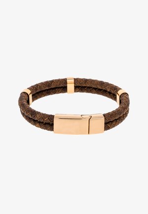 Bracelet en cuir tressé brun avec un fermoir doré. Il est doté d'accents métalliques lisses et d'un design flexible pour un port confortable.