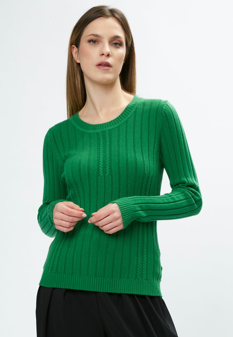 Maglione verde a coste con scollo rotondo e maniche lunghe, caratterizzato da motivi a righe verticali e una silhouette aderente.